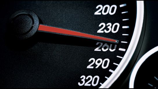 Tânăr de 19 ani, prins în timp ce conducea cu peste 200 km/h