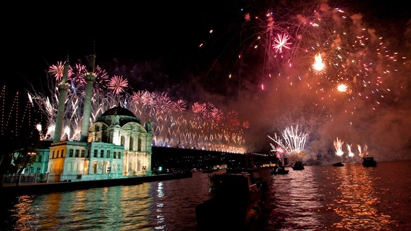 Tot mai mulţi români preferă să-și petreacă sărbătorile în străinătate datorită prețurilor mai mici