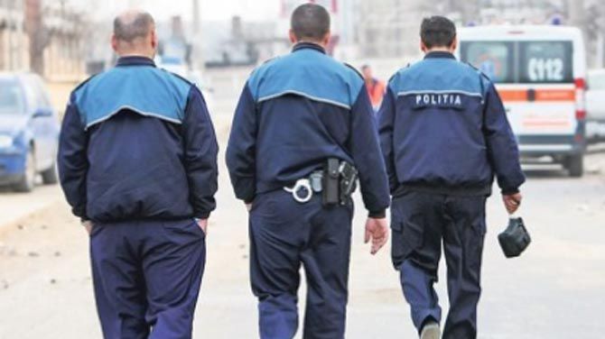 Uniforme de poliţie, scoase la vânzare pe Internet