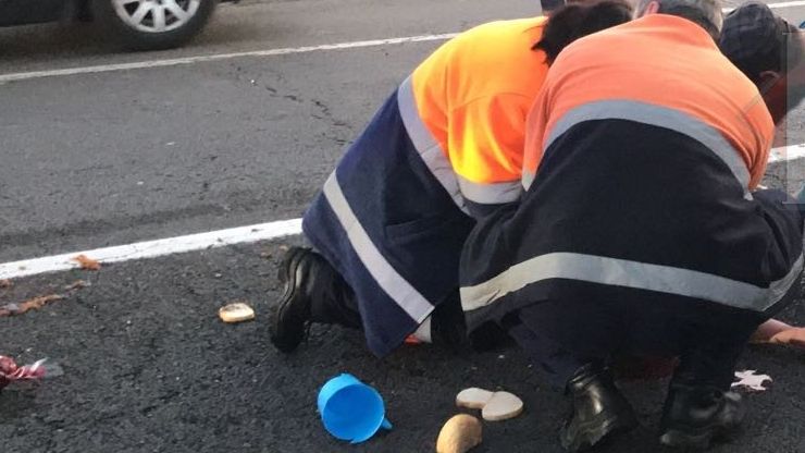 O tânără se află în stare critică, după ce a fost izbită violent de un TIR 