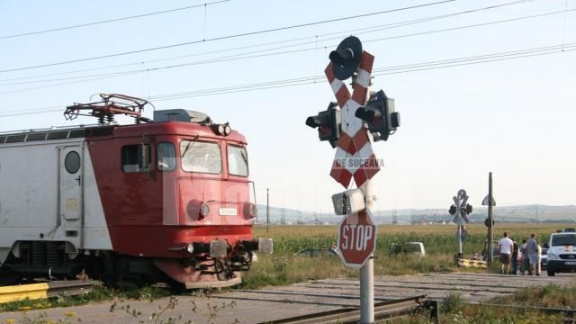 A scăpat ca prin minune, după ce maşina sa a fost lovită de tren