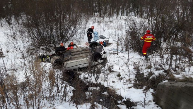 Accident grav pe DN1! O mașină s-a răsturnat într-un pârâu: trei persoane încarcerate