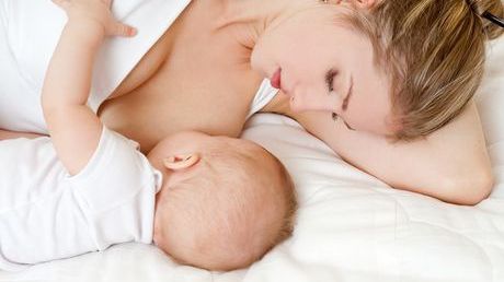 Amenzi usturătoare pentru cei ce le interzic mamelor să alăpteze în spaţii publice