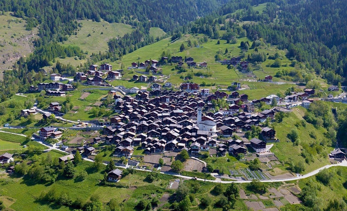Satul din Elveţia care oferă 70.000 de franci fiecărei familii dispuse să se mute acolo