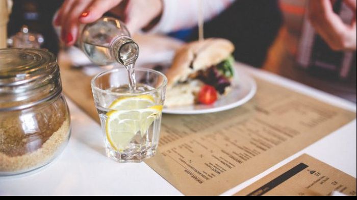 Ce păţesc cei care beau constant apă cu lămâie. Nimeni nu le spune că are acest efect distrugător