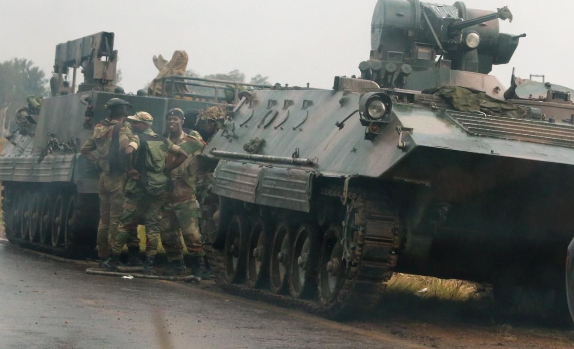 Armata a preluat controlul în Zimbabwe. Dictatorul Robert Mugabe, înlăturat de la putere