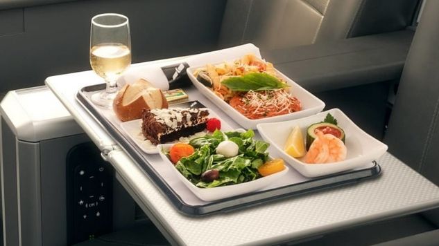Singurele două alimente pe care ar trebui să le mănânci în timpul călătoriei cu avionul