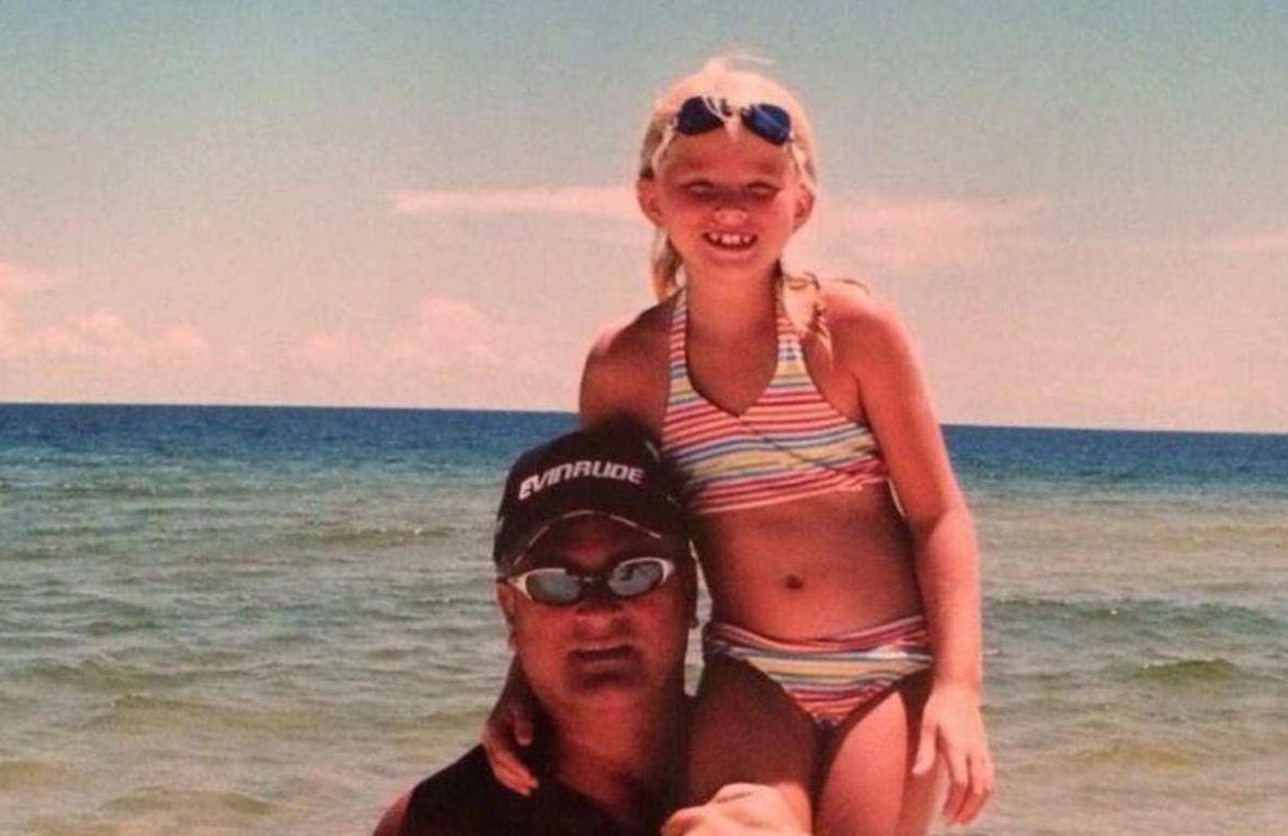 În fiecare an primea flori, de ziua ei, de la un necunoscut. La 21 de ani a aflat cine era, de fapt