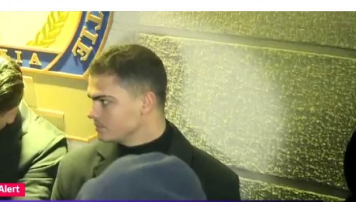 Cine sunt bărbații în costume negre care îi țin spatele șefului PSD