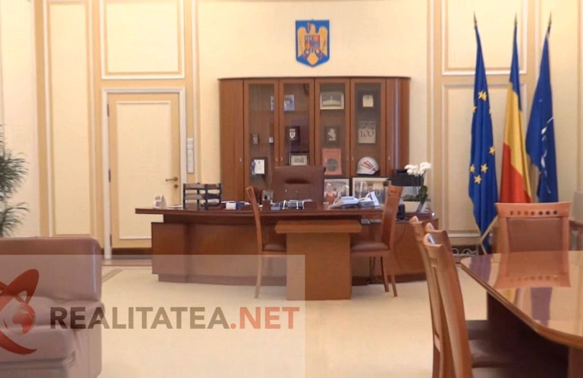 Sunteți curioși cum arată biroul lui Carmen Dan? Poftiți în cabinetul ministrului de Interne! VIDEO