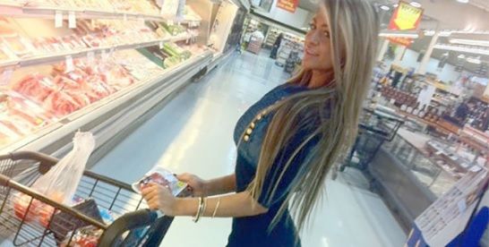 Au dat-o afară din hipermarket din cauza vestimentaţiei de la brâu în jos. Părinţii s-au plâns