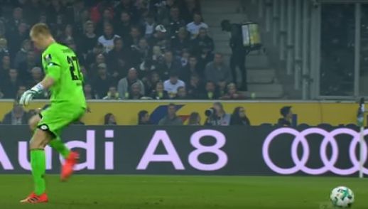 Gafa anului în Bundesliga. Portarul a vrut să lovescă mingea, dar balonul nu mai era acolo