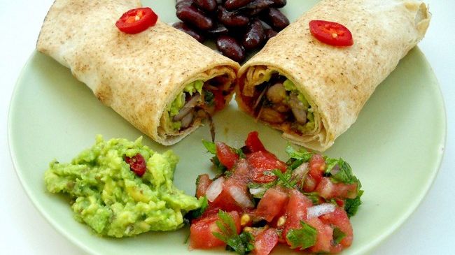 Postul Crăciunului. Rețetă de burrito vegetarian cu fasole, salsa şi guacamole