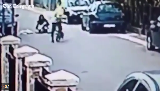 Mic, dar cu suflet mare! Reacția sa incredibilă a salvat o femeie (VIDEO)