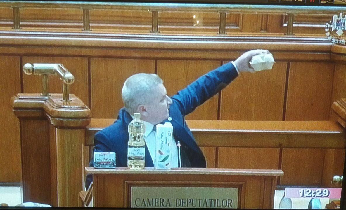 Opoziția i-a trântit premierului mercurialul scumpirilor. Oul, armă de atac în Plen