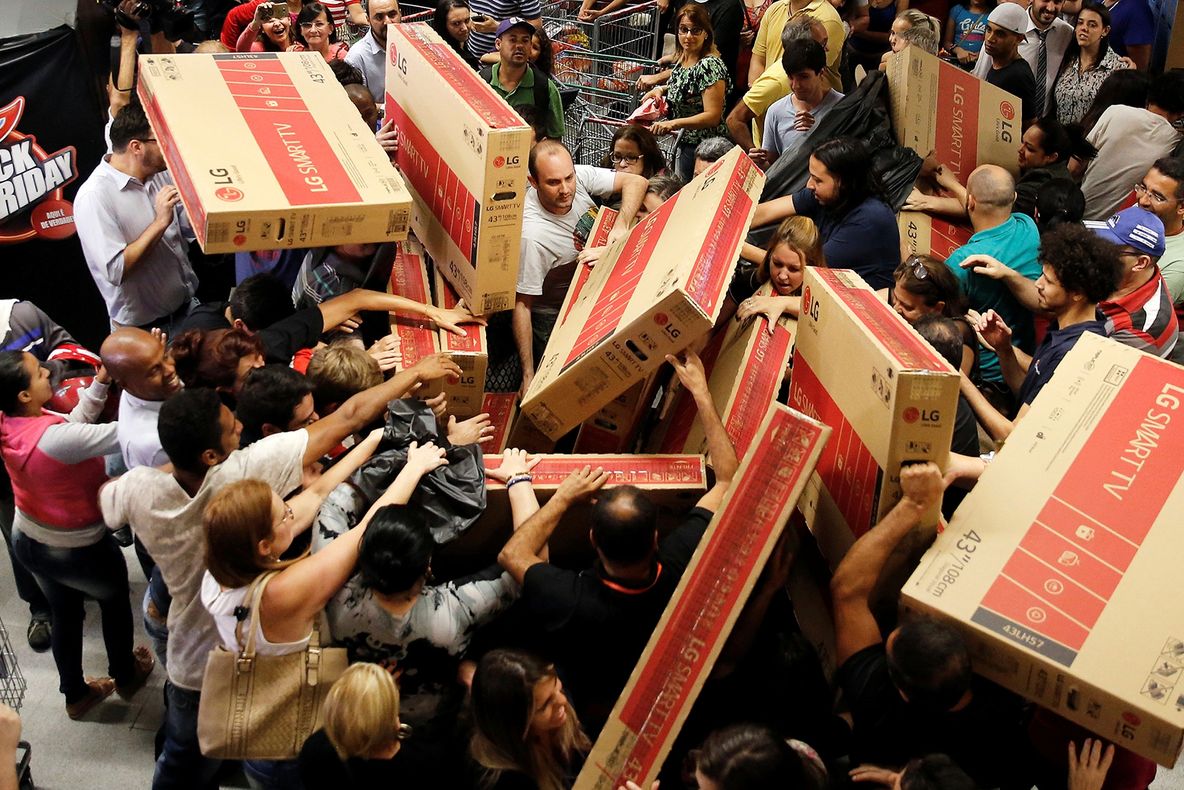 Ce să nu cumperi NICIODATĂ de Black Friday 2018. Mulţi români şi-au luat ţeapă!