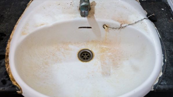 Cea mai simplă metodă de a curăţa petele de RUGINĂ din baie