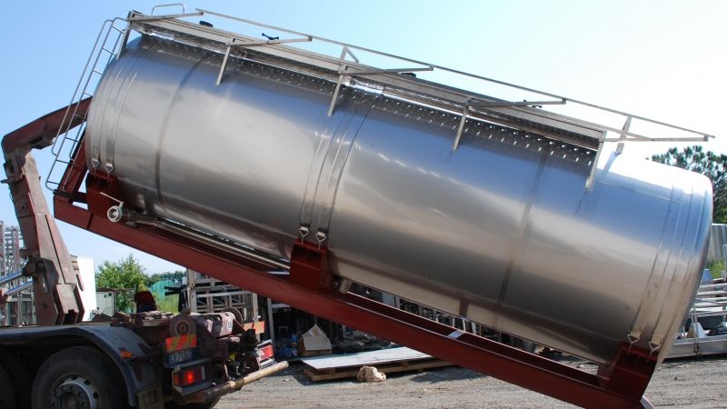 Sfârşit dramatic pentru trei bărbaţi care încercau să spele o cisternă de transport bere