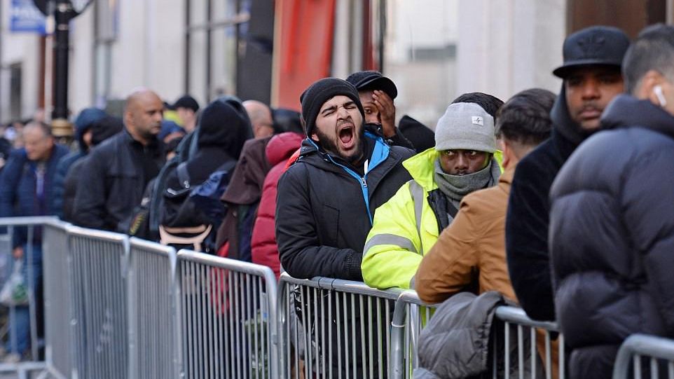 iPHONE X. Cozi uriașe în fața magazinelor pentru cel mai scump telefon al momentului FOTO