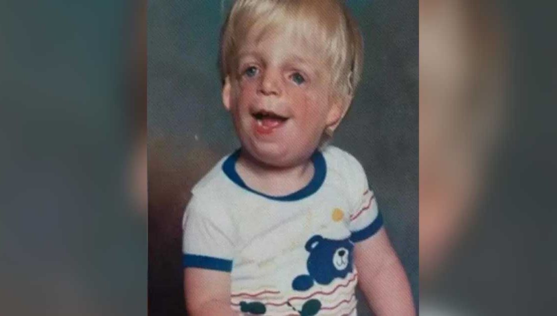 Părinții l-au lăsat la spital, îngroziți. Toți râdeau de el, dar le-a dat o lecție. Cum arată acum