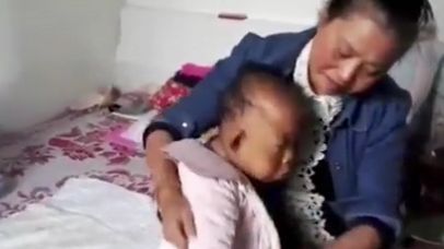 Caz bizar în China: Are 30 de ani și arată ca un copil