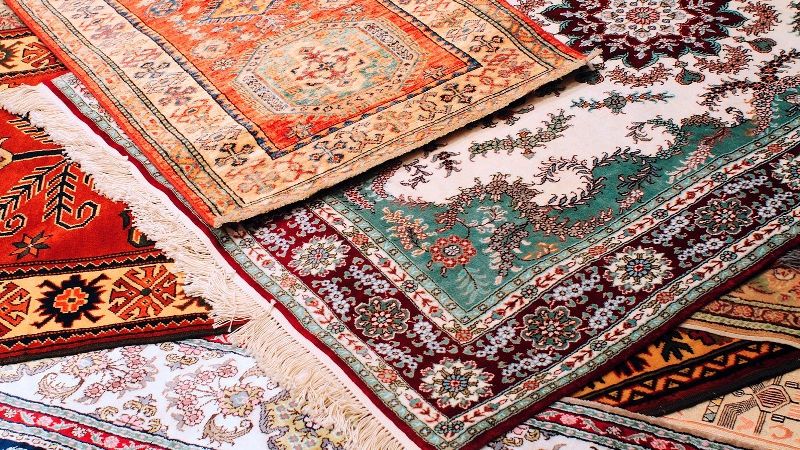 Cum să cureţi rapid părul de pe covoare şi mochetă