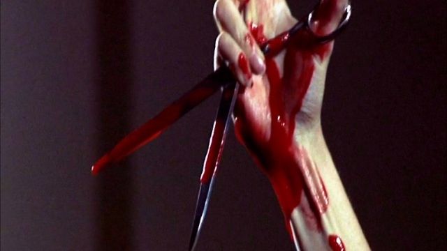 Incident șocant în plină stradă! A încercat să își taie venele cu o foarfecă