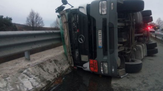 O cisternă încărcată cu sodă caustică s-a răsturnat pe DN1. Traficul este blocat