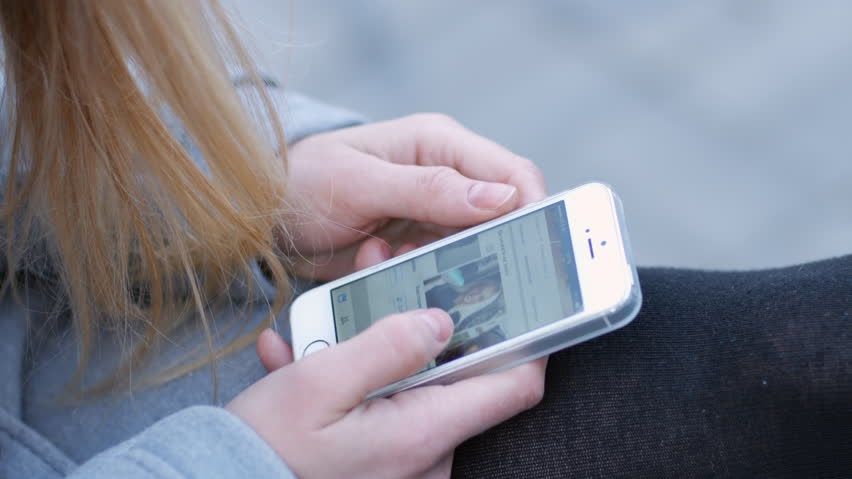 S-au cunoscut pe Facebook, apoi băiatul i-a dat o întâlnire. Ce a pățit o tânără din Dâmbovița