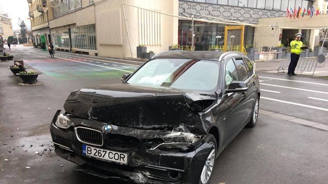 Directorul Operei din Timişoara a intrat cu maşina în zidul institiţiei. Care este justificarea