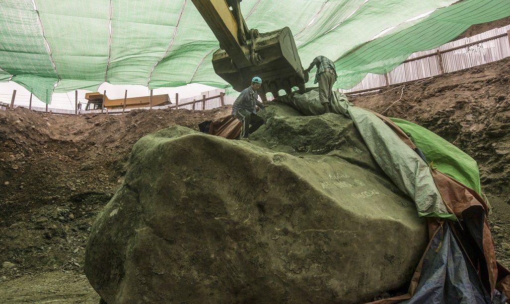 S-au îmbogățit. Stânca de jad de 300 de tone, descoperită în Myanmar, e scoasă la vânzare