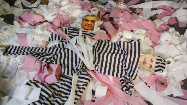 1 200 de oameni au protestat în Piaţa Victoriei. Au aruncat cu hârtie igienică spre Guvern