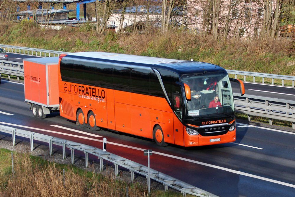 Cum reușesc firmele de transport să se mențină pe piață, când avionul e atât de popular (P)