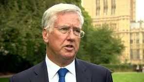 Scandalul de hărțuire sexuală i-a explodat în birou: ministrul Apărării a demisionat