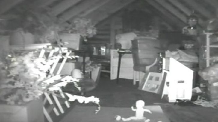 Veneau zgomote ciudate din pod şi au montat o cameră.Când s-au uitat pe imagini au îngheţat de frică
