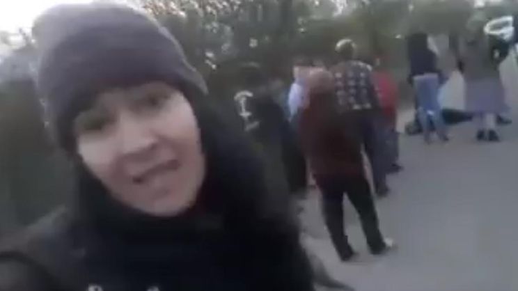 ȘOCANT: O femeie moartă a rămas ore întregi pe stradă (VIDEO)