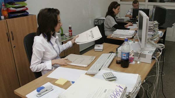 Habarniștii de la stat - jumătate din funcționarii publici nu ştiu ce servicii online oferă instituţia în care lucrează (studiu)