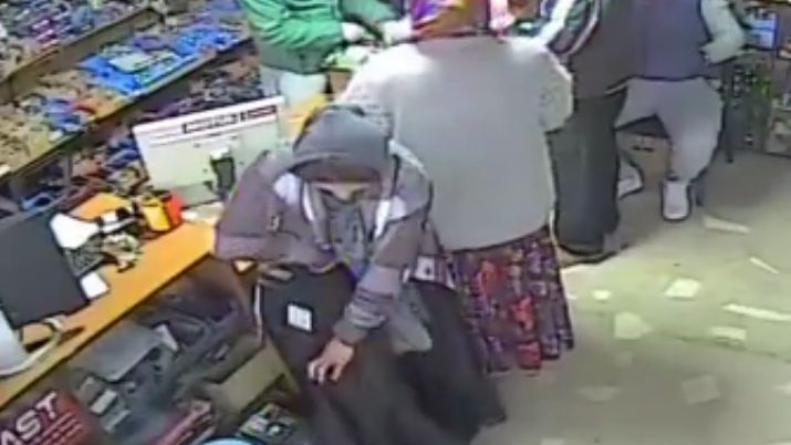 Cum a reușit o femeie să fure o baterie de mașină. Imaginile sunt halucinante