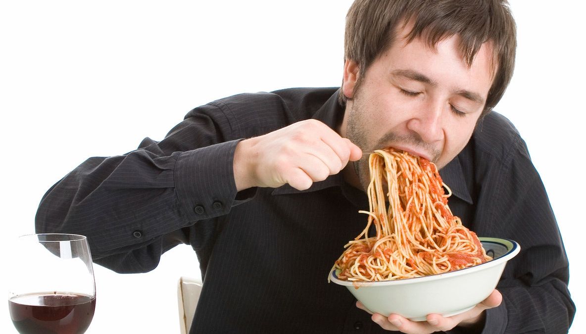 Medicii avertizează! De ce este periculos pentru bărbați să mănânce singuri