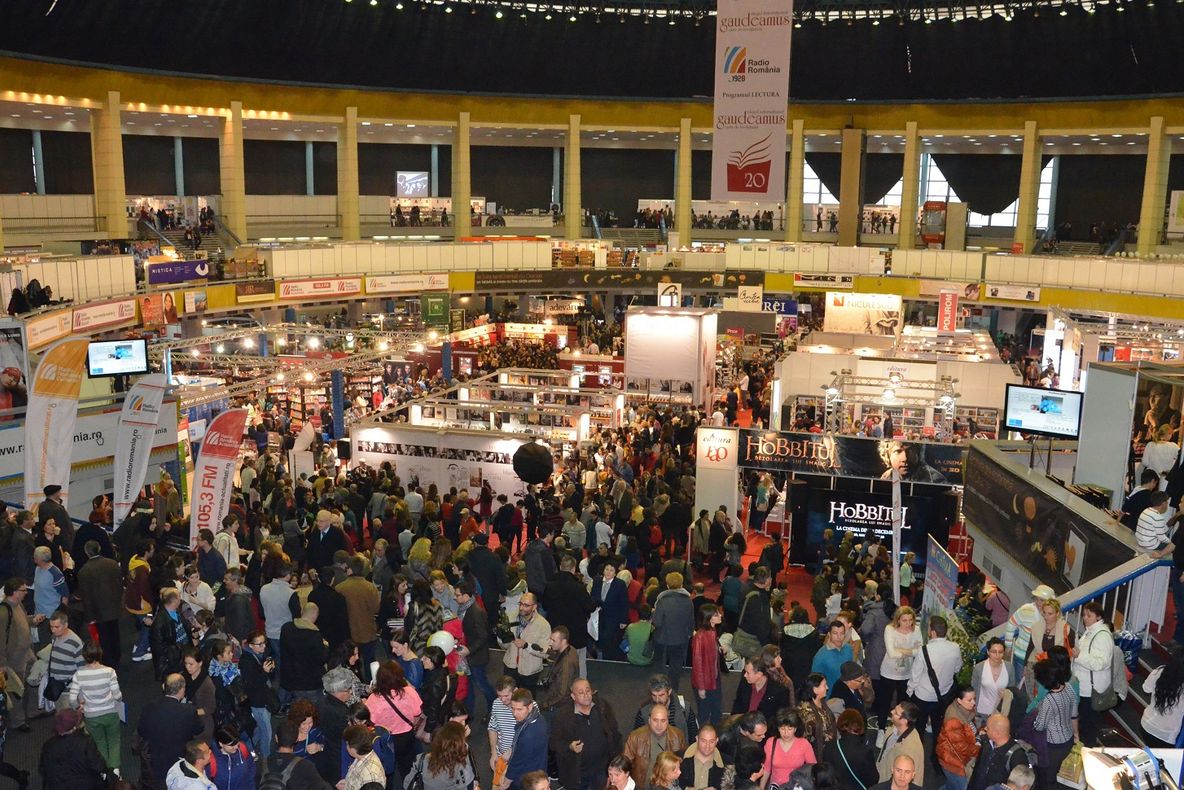 VIDEO.Ipostaza rușinoasă în care au fost surprinși unii români la Gaudeamus: „N-au rezistat ispitei”