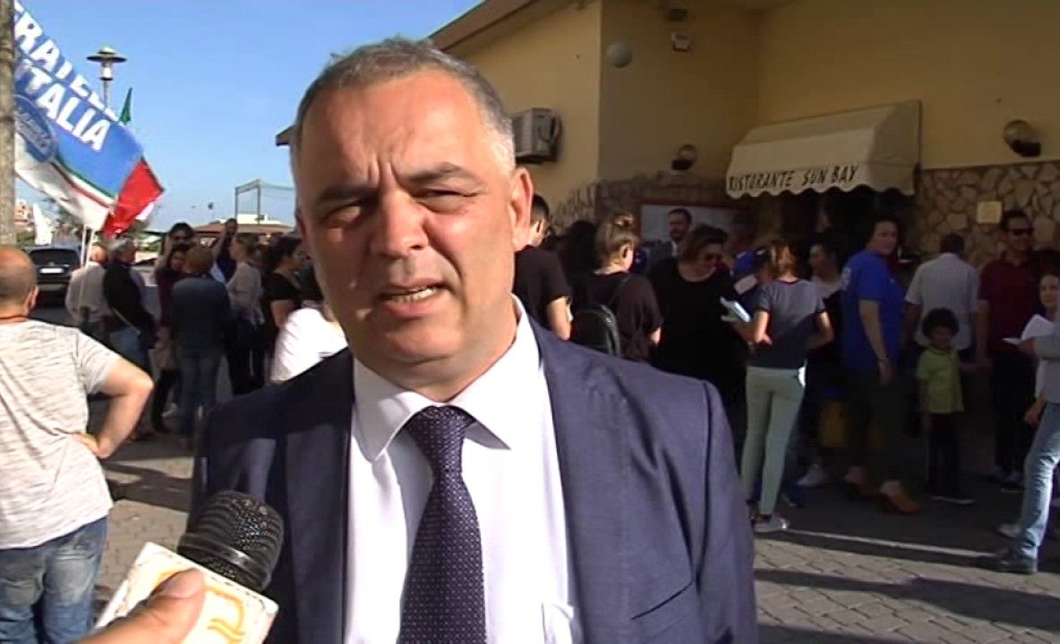 Un politician din Italia îi jignește pe români: "Gata cu gunoaiele astea, să fie alungați în șuturi"