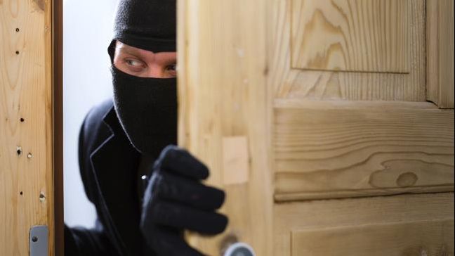 Casa unui secretar de stat din ministerul Energiei, spartă de hoţi