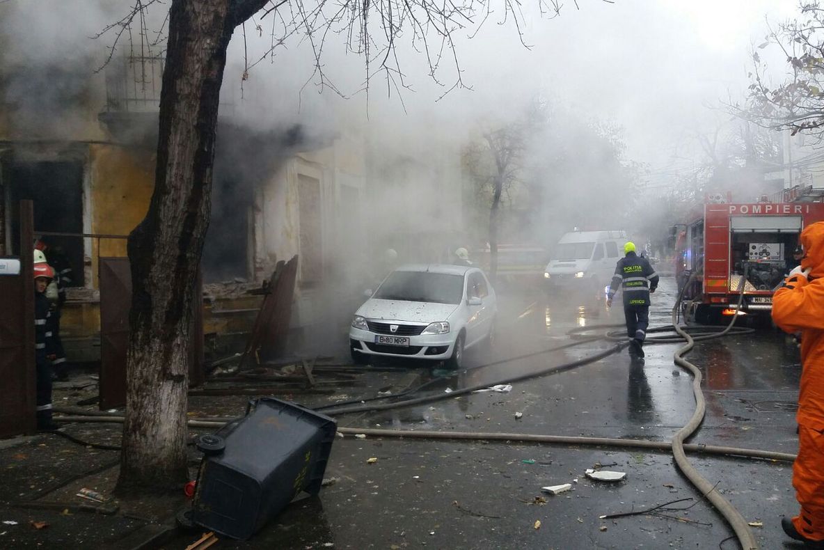 GALERIE FOTO. Explozie în Capitală. Un bărbat a ieşit în flăcări din clădire