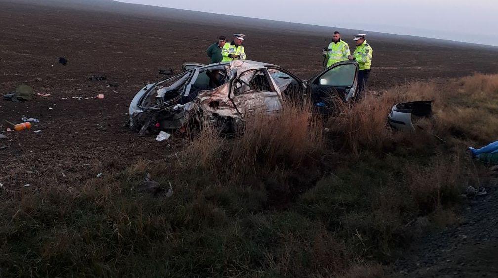 Accident grav în Constanţa. O maşină s-a răsturnat după ciocnirea cu un microbuz.Cel puţin 6 victime