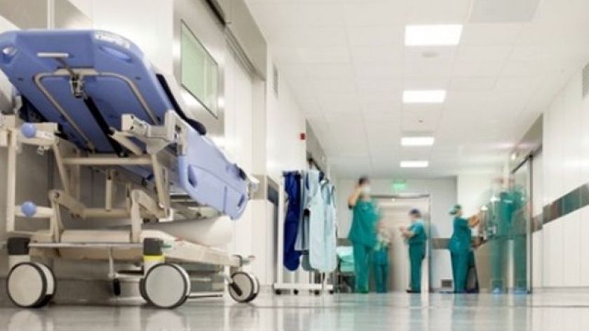 Pacienți proaspăt operați, plimbați pe holuri printre vizitatori 