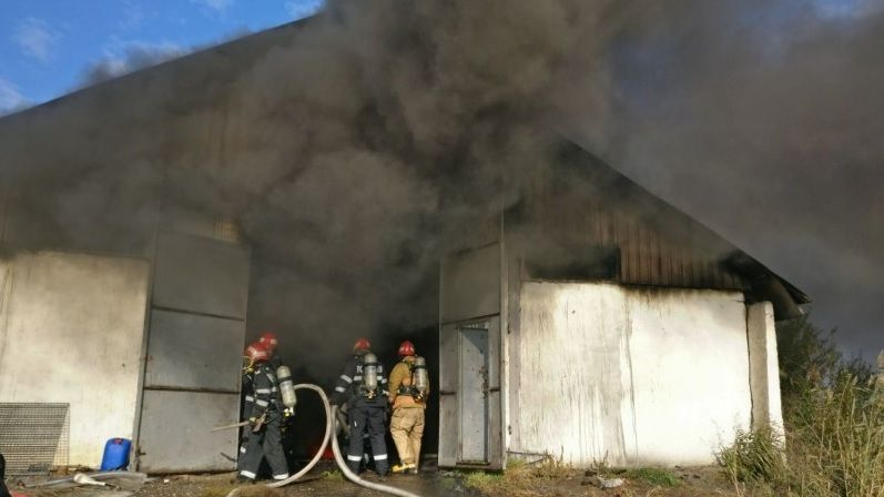 INCENDIU VIOLENT în Tulcea, la o hală de materiale plastice