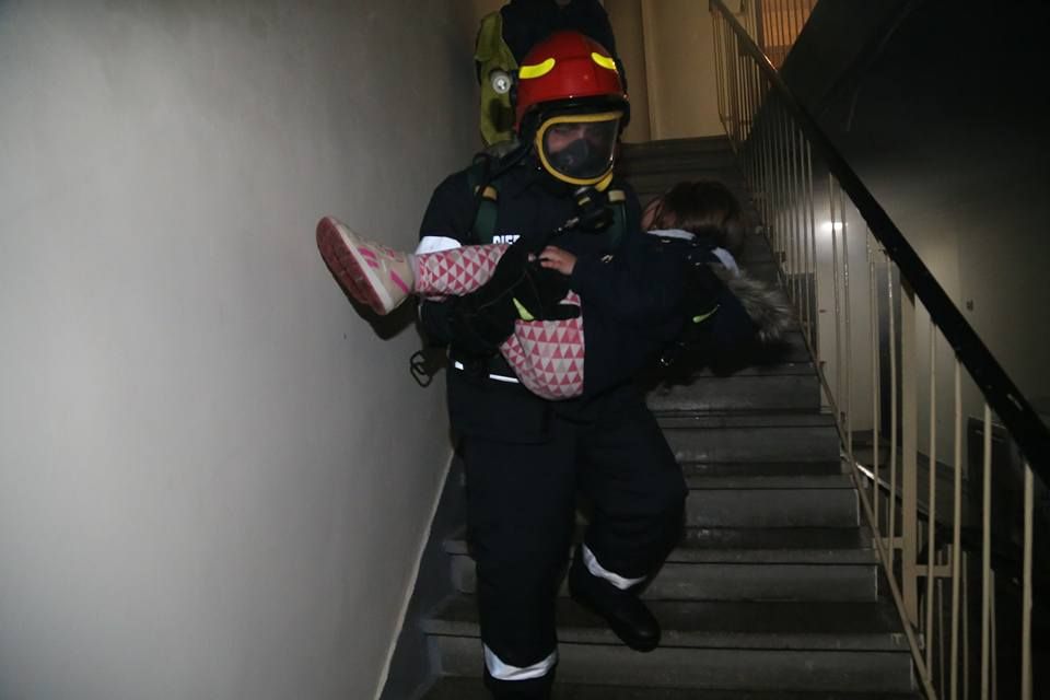 Incendiu de amploare într-un apartament dintr-un bloc din Capitală. 50 de oameni, evacuaţi FOTO