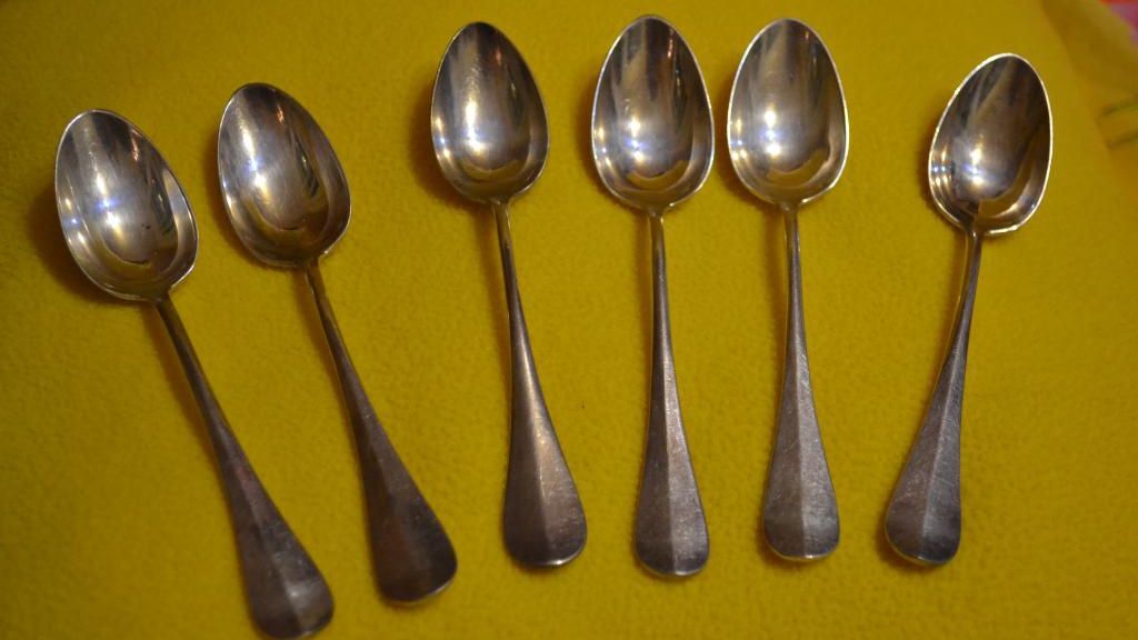 Mai ai pe acasă astfel de linguriţe vechi? Te poţi îmbogăţi! Iată cât valoarează acum