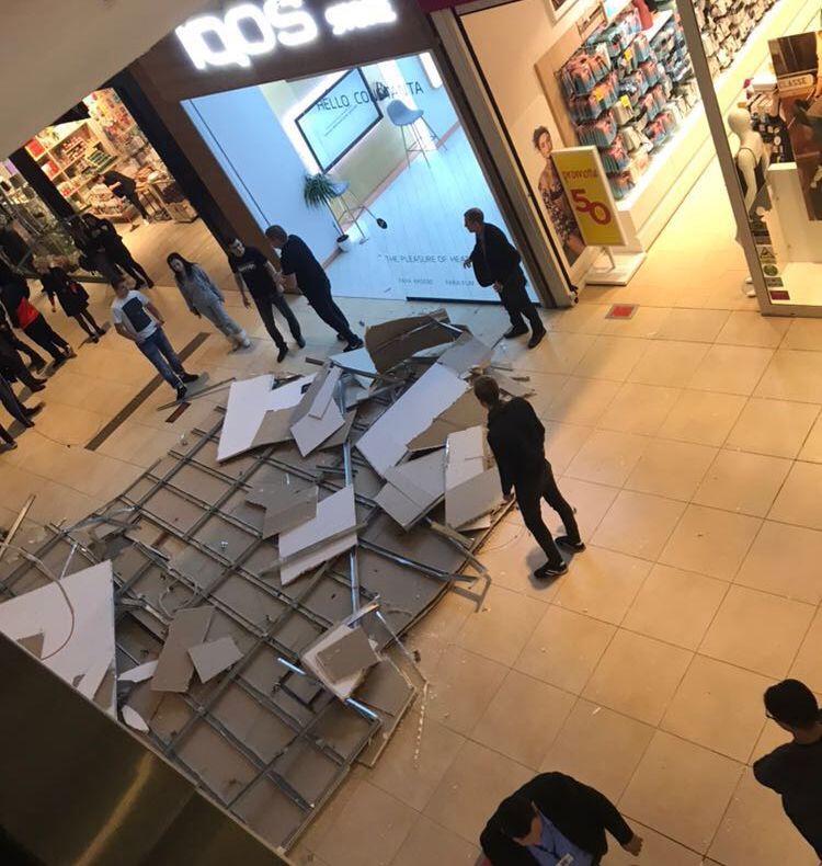 PANICĂ la un mall din Constanța! O bucata de tavan s-a prăbușit! (VIDEO)