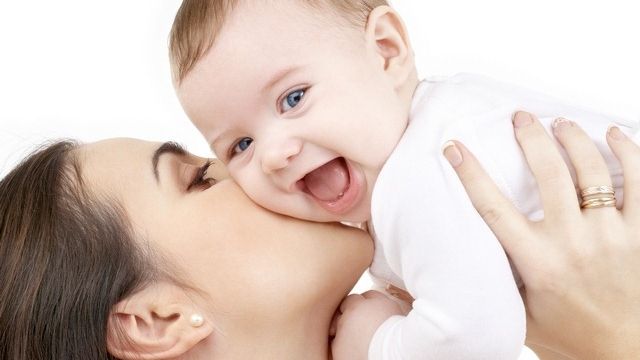 Indemnizaţia de creştere copil, majorată. Cu banii poţi cumpăra trei pachete de şerveţele umede 